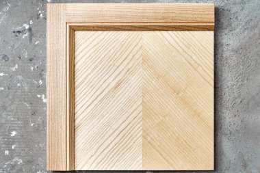 Işık kaplamasından yapılmış mobilya cephesi ve beton zemin zemin manzaralı katı desenli dişbudak ahşabından yapılmış şık yeni bir detay.