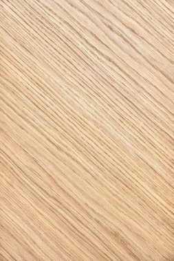 Yeni işlenmiş ahşap meşe paneli, yukarıdan son derece yakın görünüm olarak arka planda köşegen çizgili stil dokusuna sahip.