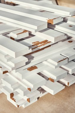 Beyaz çam ağacından bir yığın yığın, tezgahın üzerinde kahverengi macun var.