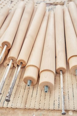 Katı huş ağacının ahşap bacakları, vida iğnesi ve çiviler tezgahın üzerine katlanmış.