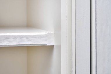 Klasik gardırobun ahşap beyaz rafı aşırı yakın plan