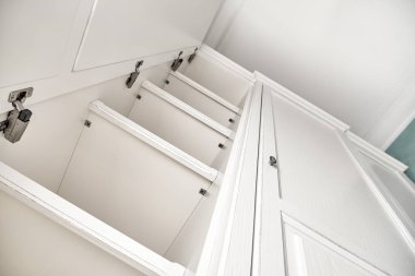 Klasik tarzda üç bölümlü beyaz gardırop modern koridor alçak açılı manzaralı iç raflar.