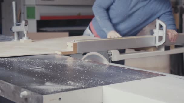 Carpinteiro Irreconhecível Usando Serra Mesa Afiada Para Cortar Uma Folha — Vídeo de Stock