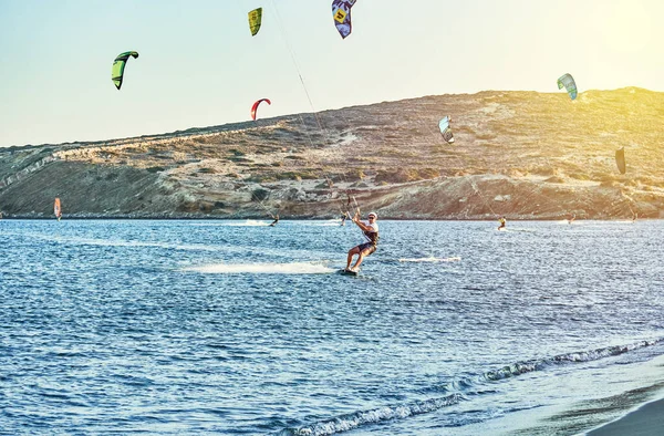 Ρόδος Ελλάδα Ιούλιος 2017 Δυνατοί Αθλητές Κάνουν Kitesurfing Γαλήνια Γαλαζοπράσινα — Φωτογραφία Αρχείου