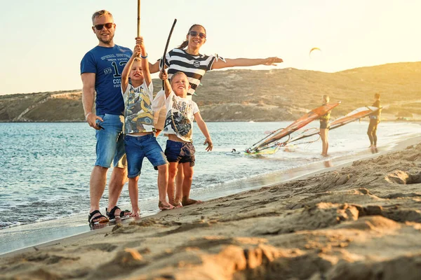 Famiglia Turistica Sulla Spiaggia Prasonisi Vicino Mare Blu Increspato Kitesurf — Foto Stock