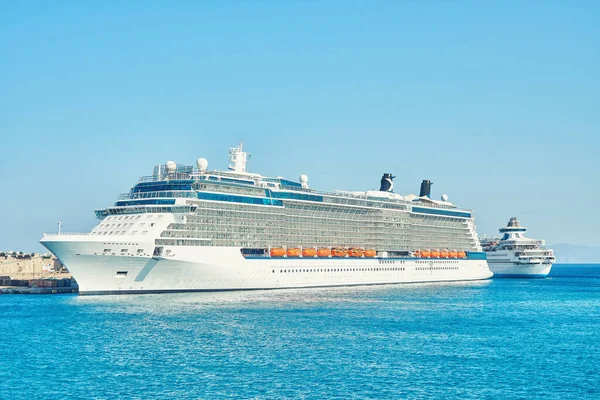 Großes Weißes Touristenkreuzfahrtschiff Auf Grenzenlos Blau Plätscherndem Meer Unter Klarem — Stockfoto