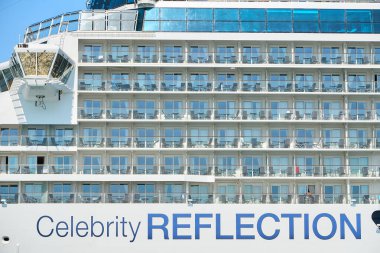 Rodos, Yunanistan - Temmuz 05 2017: Yunanistan 'ın Rodos adası yakınlarındaki açık gökyüzünün altında sınırsız mavi dalgalı deniz üzerinde büyük beyaz turist yolcu gemisi