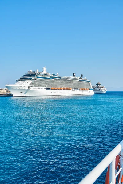Родос Греция Июля 2017 Года Большой Белый Туристический Круизный Корабль — стоковое фото