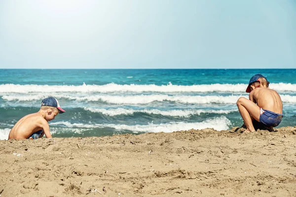 Bambini Giocosi Costruiscono Castello Sabbia Sulla Linea Surf Contro Onde — Foto Stock