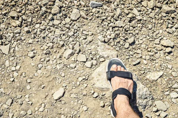 Pied Jeune Homme Dans Sport Sandale Noire Dresse Sur Plage — Photo