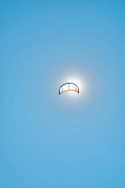 Φωτεινοί Πολύχρωμοι Χαρταετοί Για Σέρφινγκ Πετούν Ψηλά Κατά Μήκος Του — Φωτογραφία Αρχείου