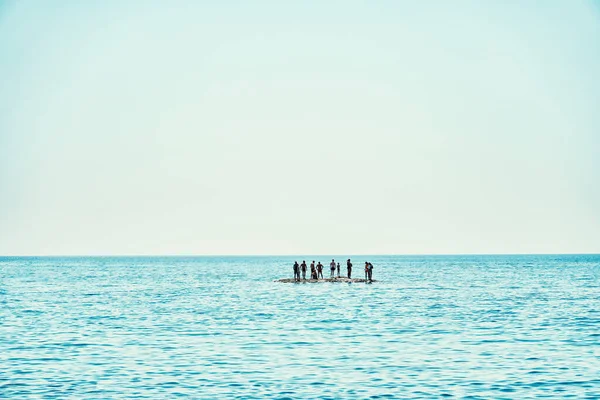 Silhouette Turisti Attesa Soccorso Piedi Una Piccola Isola Tranquillo Oceano — Foto Stock