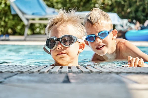 Adorables Hermanos Niños Pequeños Con Gafas Natación Divierten Agua Piscina —  Fotos de Stock