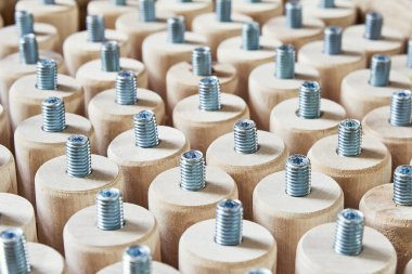 Katı huş ağacının ahşap bacakları dikey olarak bir karton kutunun içine yerleştirilmiş vida iğnesi ile son derece yakın plan.