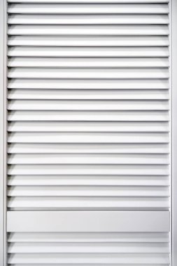 Modern marangozluk atölyesinde arka plan görüntüsü olarak ince düz tahta ve tahtalardan yapılmış açık gri renkli ahşap panjurlar