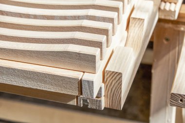 Modern marangozluk atölyesinde hafif ahşap ahşap ahşap ahşaptan yapılmış şık yemekler.