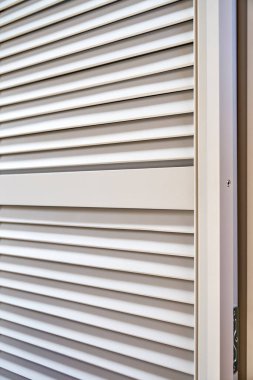 Modern marangozluk atölyesinde arka plan görüntüsü olarak ince düz tahta ve tahtalardan yapılmış açık gri renkli ahşap panjurlar