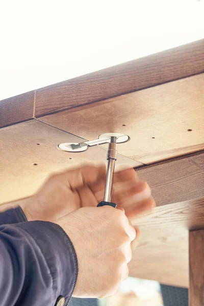 Skicklig Hantverkare Monterar Stora Trä Matbord Svarvning Bänkkontakt Med Handskruvmejsel — Stockfoto