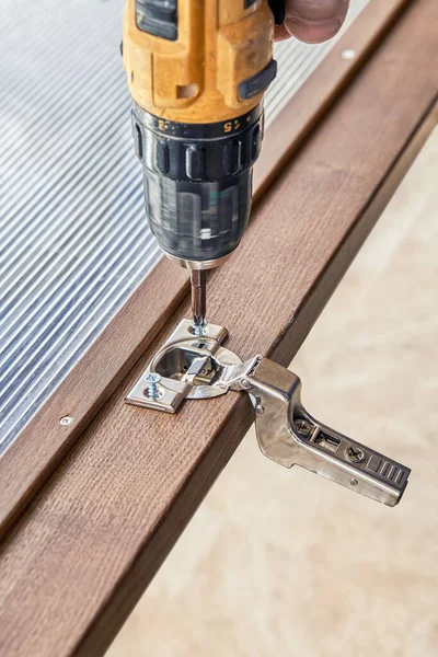 Montering Möbelgångjärn Träskåpsfasad Med Glas Med Hjälp Modern Elektrisk Skruvmejsel — Stockfoto