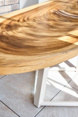 Harika bir tasarım yemek masası. Büyük, canlı, kenar kenarlı bir ahşap levhadan yapılmış. Metal bir iskeletin üzerinde.