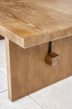 Geniş, boş, hafif kaplamalı yemek masası ve yaz mutfağında açık terasta katı kül kerestesinden yapılmış.