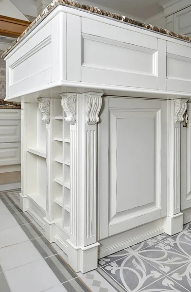 カントリースタイルのデザインで白いヴィンテージキッチンの扉を持つキッチン島は 床のクローズアップビュー上の要素とパターン化されたタイルを彫刻 — ストック写真