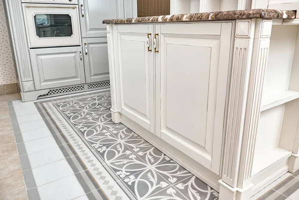 Kitchen Island Doors Granite Countop Country Style Design Pattern Tiles — стоковое фото