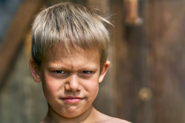 Arrabbiato Junior Schoolboy Con Bronzi Biondi Dei Capelli Ruvidi Posa — Foto Stock