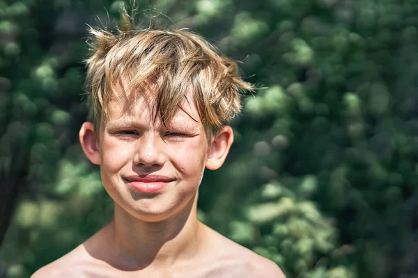 Sorridente Studente Junior Con Capelli Biondi Spettinati Grezzi Posa Fotocamera — Foto Stock