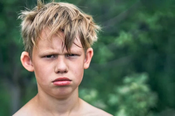 Offeso Junior Schoolboy Con Bronzi Biondi Dei Capelli Ruvidi Posa — Foto Stock