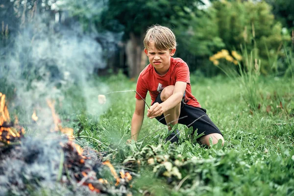 Anak Lucu Memanggang Marshmallow Manis Pada Tongkat Atas Api Unggun — Stok Foto