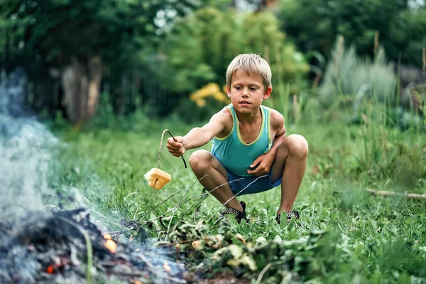 Komik Çocuk Güzel Bir Yaz Günü Yeşil Çimlerin Üzerinde Şenlik — Stok fotoğraf