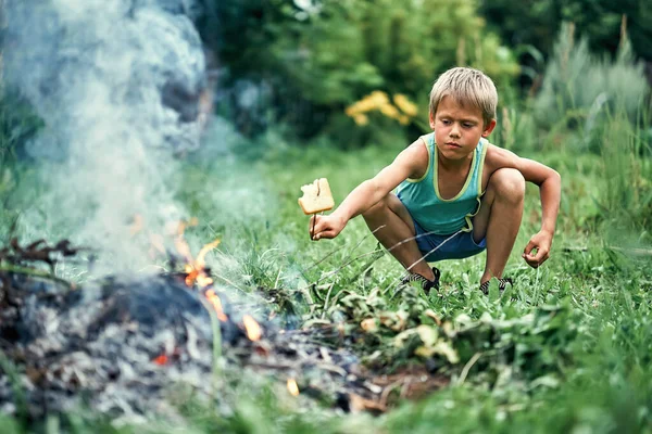 Komik Çocuk Güzel Bir Yaz Günü Yeşil Çimlerin Üzerinde Şenlik — Stok fotoğraf