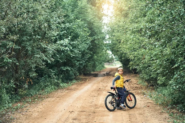 Anak Laki Laki Kecil Yang Manis Berbaju Kuning Dengan Sepeda — Stok Foto
