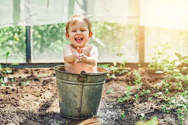 Anak Laki Laki Kecil Yang Positif Duduk Ember Logam Tua — Stok Foto