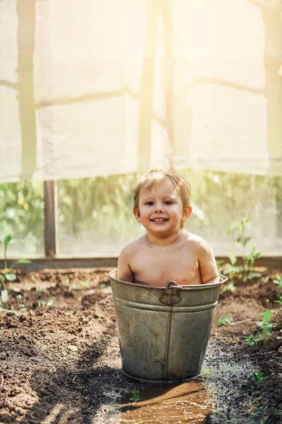 Anak Laki Laki Kecil Yang Positif Duduk Ember Logam Tua — Stok Foto