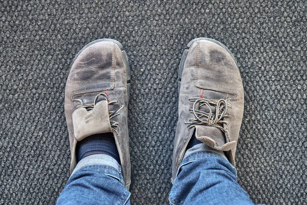 Benen Van Mens Blauwe Jeans Oude Bruine Schoenen Staan Grijs — Stockfoto