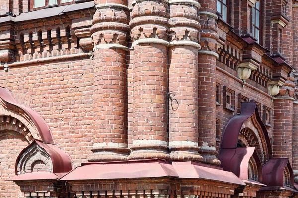 Maravilloso Edificio Histórico Con Columnas Paredes Ladrillo Rojo Ventanas Arco — Foto de Stock