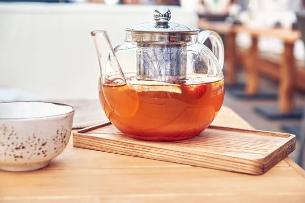Lezzetli Aromatik Çayla Nefis Bir Cam Çaydanlık Taze Meyveler Kase — Stok fotoğraf