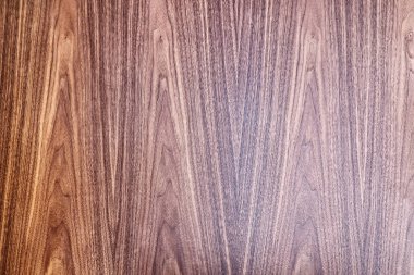 Tasarım ve dekor için arkaplan olarak soyut desenlere sahip harika ceviz ağacı kaplaması yukarıdan yakın görünüm