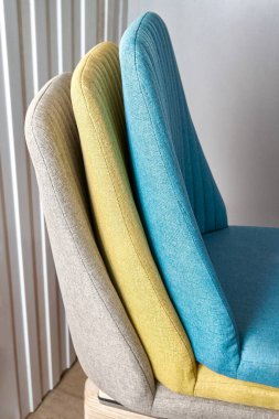 Modern ofis sandalyelerinin dikey dikişleri hafif mobilya montaj atölyesinde son derece yakın çekim atölyesinde.