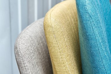 Modern ofis sandalyelerinin dikey dikişleri hafif mobilya montaj atölyesinde son derece yakın çekim atölyesinde.