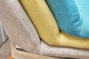 Modern ofis sandalyelerinin dikey dikişleri hafif mobilya montaj atölyesinde son derece yakın çekim atölyesinde.