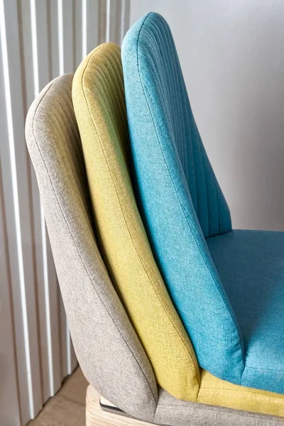 Modern ofis sandalyelerinin dikey dikişleri hafif mobilya montaj atölyesinde son derece yakın çekim atölyesinde.