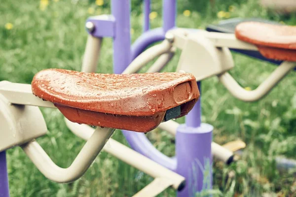 Treinador Colorido Com Assento Coberto Com Gotas Água Após Chuva — Fotografia de Stock