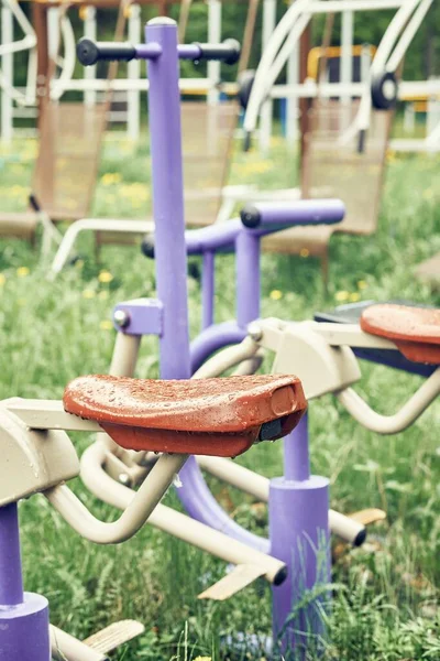 Treinador Colorido Com Assento Coberto Com Gotas Água Após Chuva — Fotografia de Stock