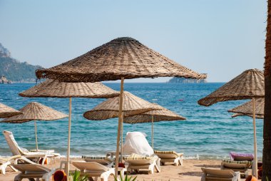 güneş şemsiyeleri sahilde