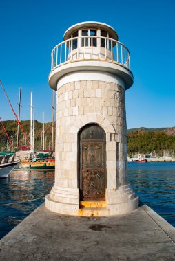 Taş iskelede küçük bir deniz feneri