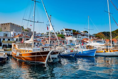 İskelede çok renkli yelkenlilerin pitoresk görünümü