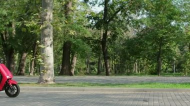 Elinde çiçek buketi olan bir adam kırmızı motosikletli bir gencin peşinden koşup onu terk ediyor. Çiçek teslimatı senin ellerinde.. 